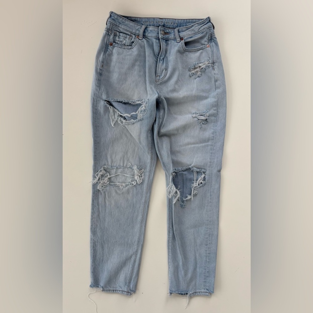 American Eagle Women’s Light Wash Distressed Mom Jeans Straight Leg Size 4